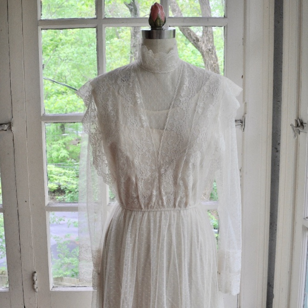 VINTAGE Ivory ruffle & lace wedding dress